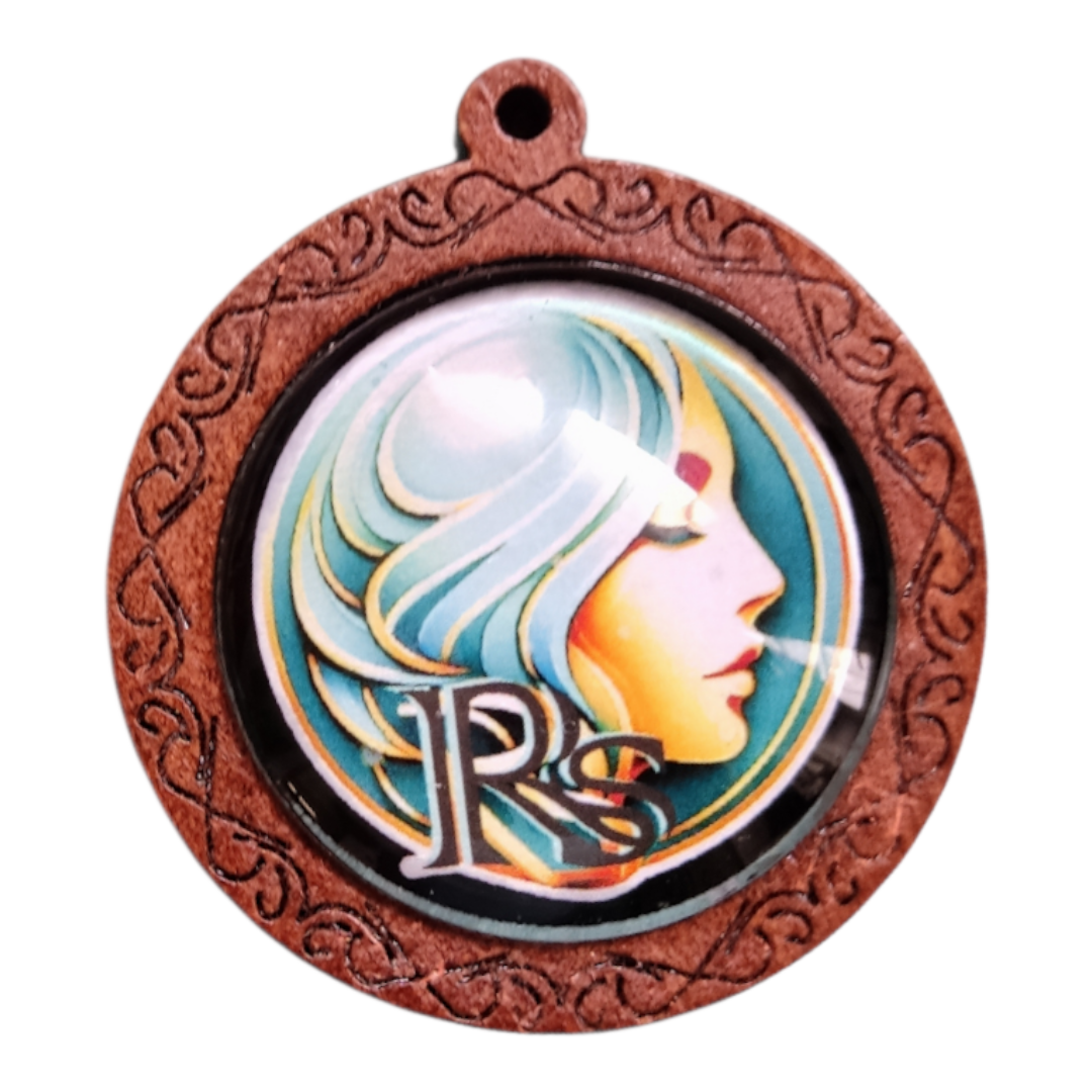 Pendentif bois féminin sacré