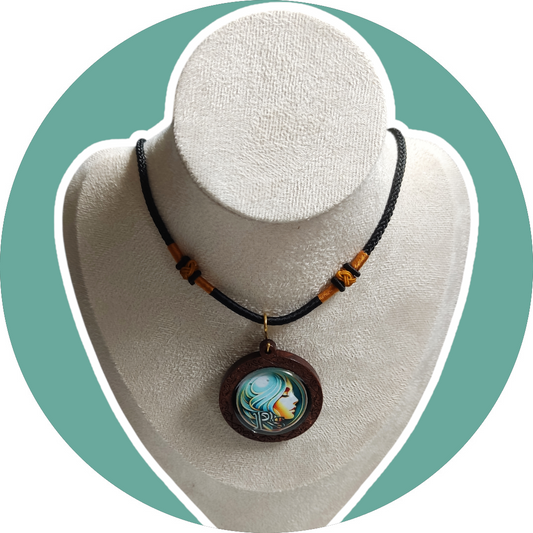 Pendentif bois féminin sacré